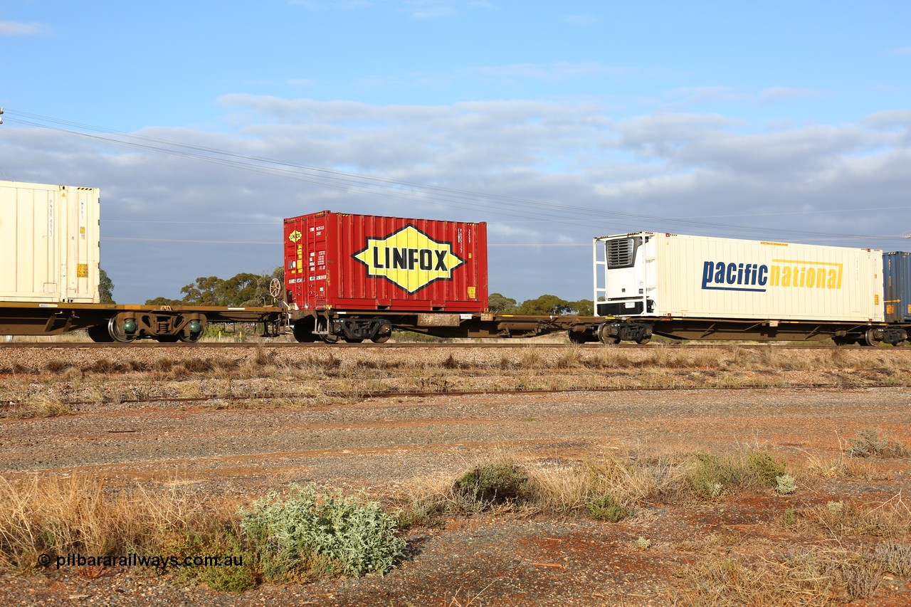 160525 4448
Parkeston, 3PM7 priority service train, RRAY 7244 platform 1 of 5-pack articulated skel waggon set, one of 100 built by ABB Engineering NSW 1996-2000, 40' deck with 20' Linfox FSWB 963512 container.
Keywords: RRAY-type;RRAY7244;ABB-Engineering-NSW;