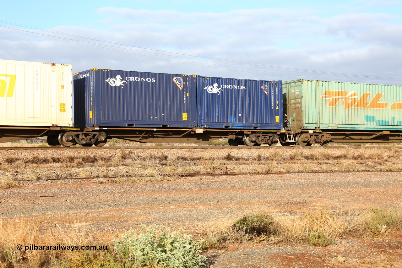 160525 4452
Parkeston, 3PM7 priority service train, RRAY 7244 platform 5 of 5-pack articulated skel waggon set, one of 100 built by ABB Engineering NSW 1996-2000, 40' deck with two Cronos 20' bulker boxes TINT 123179 and TSPD 122198.
Keywords: RRAY-type;RRAY7244;ABB-Engineering-NSW;