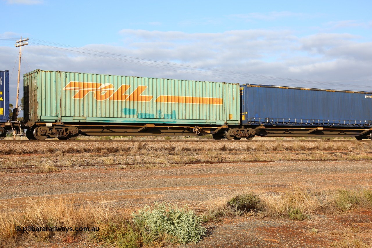 160525 4453
Parkeston, 3PM7 priority service train, RRQY 8408 platform 1 of 5-pack articulated skel waggon, one of thirty four sets built by Qiqihar Rollingstock Works China in 2012, 48' deck with a 48' Toll box TDDS 48613.
Keywords: RRQY-type;RRQY8408;Qiqihar-Rollingstock-Works-China;