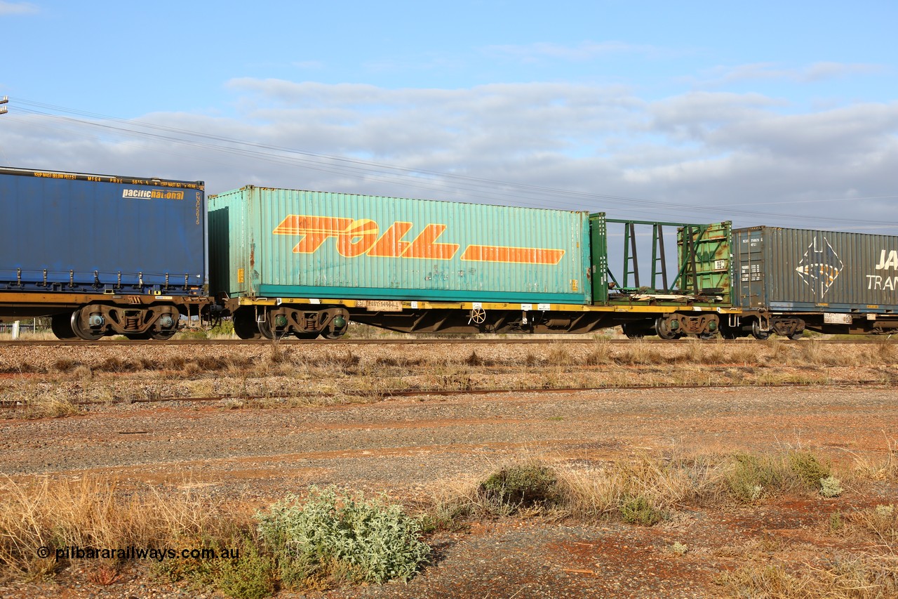 160525 4459
Parkeston, 3PM7 priority service train, RQGY 14944 container waggon, originally one of fifty built by Comeng NSW in 1974-75 as OCY type, with a 40' Toll TOLH 910224 box and a former Pilkington Class 20' container now MDA 30.
Keywords: RQGY-type;RQGY14944;Comeng-NSW;OCY-type;NQOY-type;