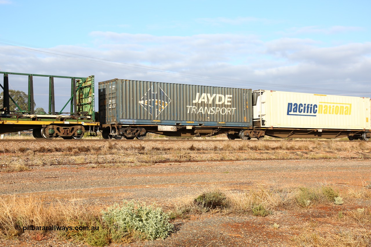 160525 4460
Parkeston, 3PM7 priority service train, RRAY 7243 platform 5 of 5-pack articulated skel waggon set, one of 100 built by ABB Engineering NSW 1996-2000, 40' deck with Jayde Transport 40' container MEHU 350028.
Keywords: RRAY-type;RRAY7243;ABB-Engineering-NSW;