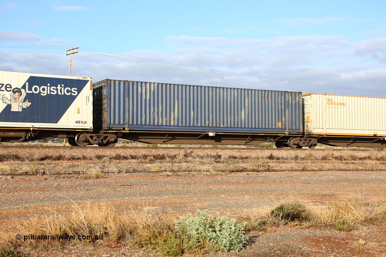 160525 4467
Parkeston, 3PM7 priority service train, RRAY 7190 platform 4 of 5-pack articulated skel waggon set, one of 100 built by ABB Engineering NSW 1996-2000, 48' deck with a plain blue Pacific National 48' box PNXD 4137.
Keywords: RRAY-type;RRAY7190;ABB-Engineering-NSW;