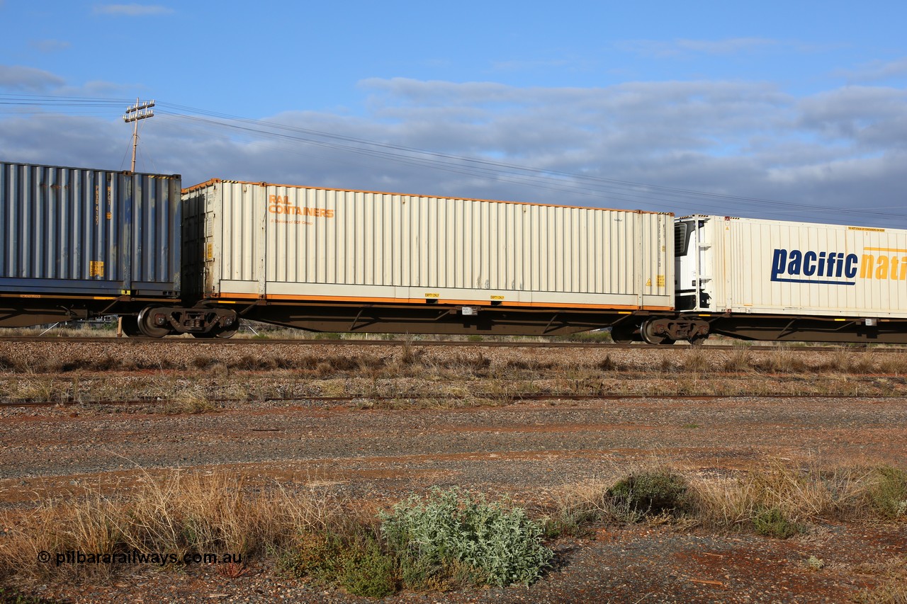 160525 4468
Parkeston, 3PM7 priority service train, RRAY 7190 platform 3 of 5-pack articulated skel waggon set, one of 100 built by ABB Engineering NSW 1996-2000, 48' deck with a Rail Containers sea2rail 48' box SCFU 411210.
Keywords: RRAY-type;RRAY7190;ABB-Engineering-NSW;