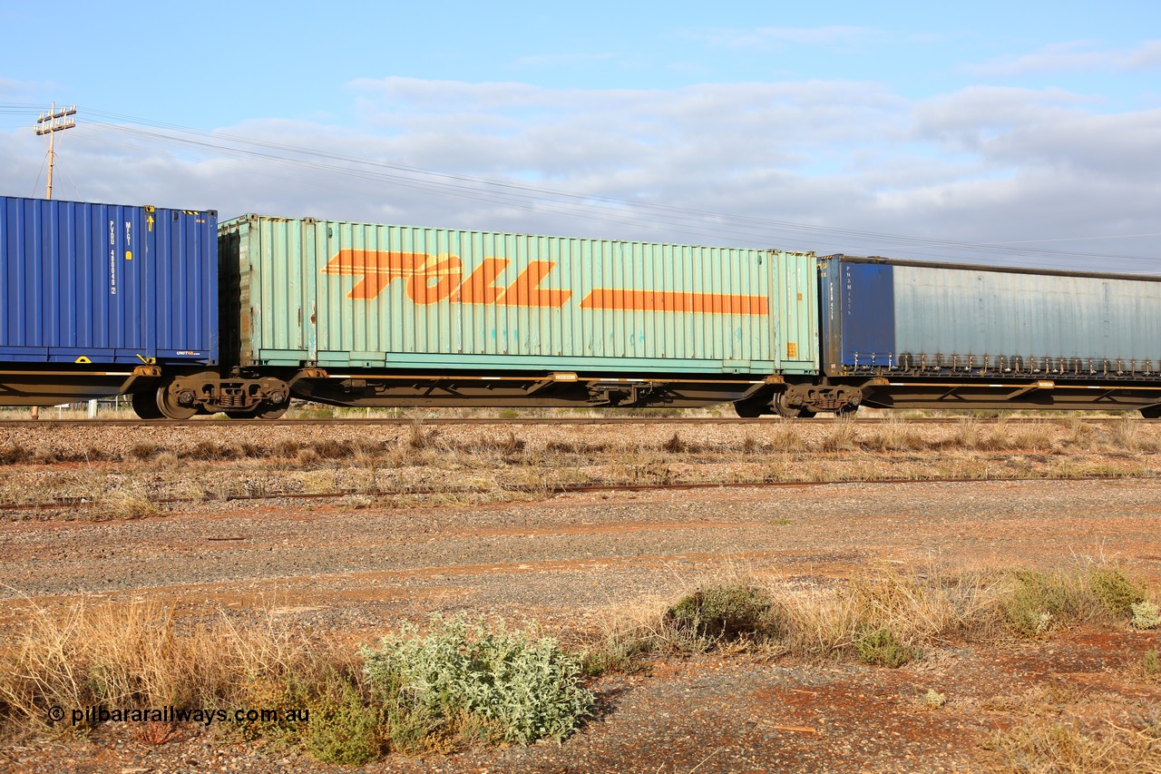 160525 4473
Parkeston, 3PM7 priority service train, RRQY 8516 platform 3 of 5-pack articulated skel waggon, one of thirty four sets built by Qiqihar Rollingstock Works China in 2012, 48' deck with a Toll 48' box TDDS 486120.
Keywords: RRQY-type;RRQY8516;Qiqihar-Rollingstock-Works-China;