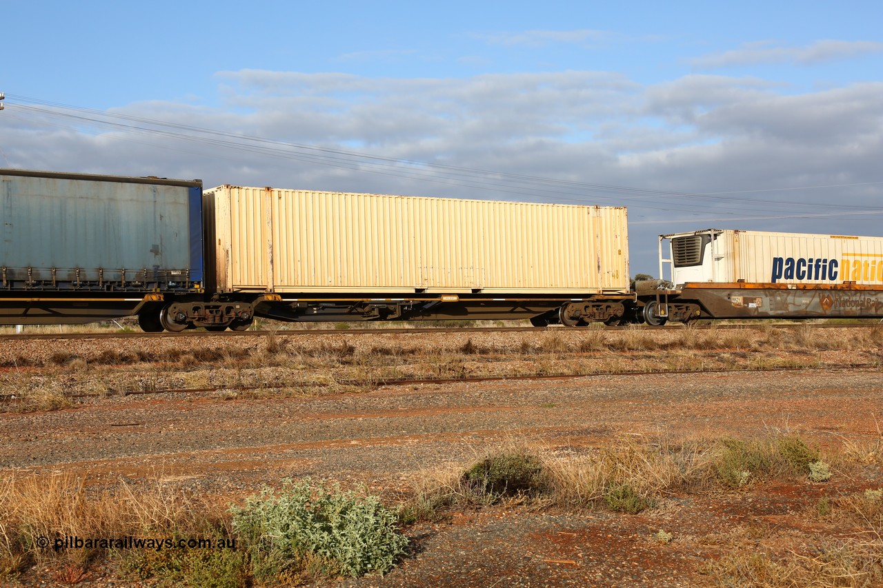 160525 4475
Parkeston, 3PM7 priority service train, RRQY 8516 platform 1 of 5-pack articulated skel waggon, one of thirty four sets built by Qiqihar Rollingstock Works China in 2012, 48' deck with a white 48' SCF box SCFU 480484.
Keywords: RRQY-type;RRQY8516;Qiqihar-Rollingstock-Works-China;