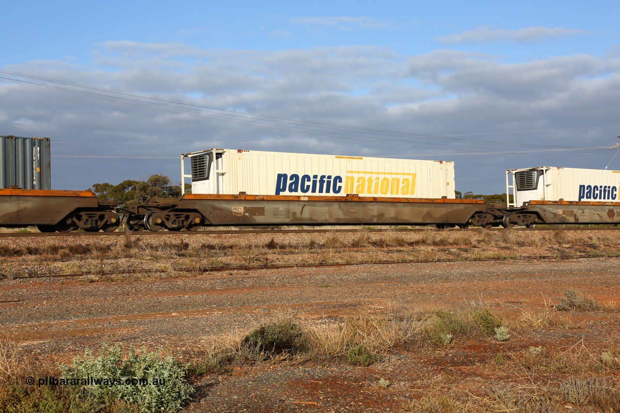 160525 4479
Parkeston, 3PM7 priority service train, RRZY 7034 platform 4 of 5-pack well waggon set, one of twenty six sets built by Goninan in 1995-96 for National Rail, Pacific National 46' 6