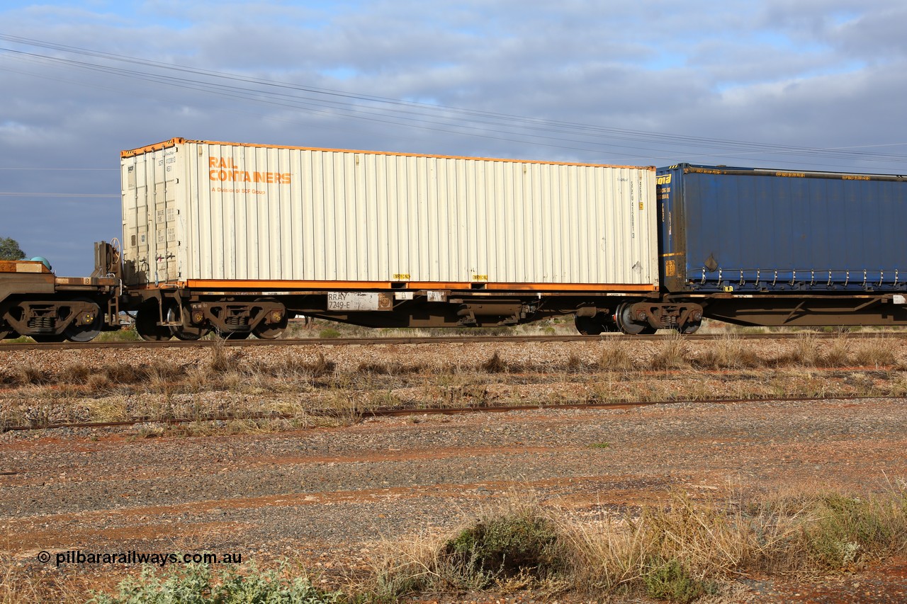 160525 4482
Parkeston, 3PM7 priority service train, RRAY 7249 platform 5 of 5-pack articulated skel waggon set, one of 100 built by ABB Engineering NSW 1996-2000, 40' deck with a 40' Rail Containers sea2rail box SCFU 412081.
Keywords: RRAY-type;RRAY7249;ABB-Engineering-NSW;