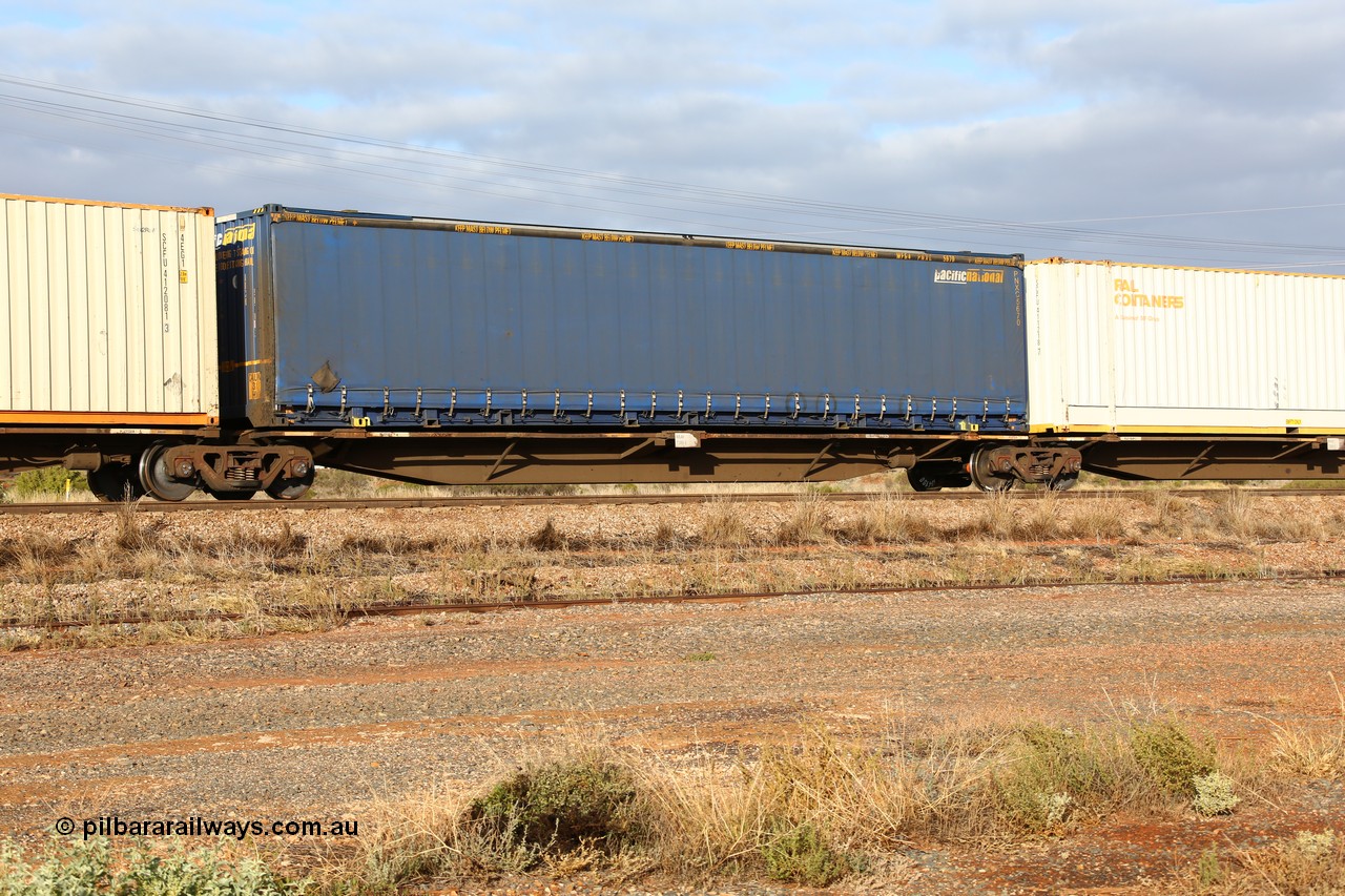 160525 4483
Parkeston, 3PM7 priority service train, RRAY 7249 platform 4 of 5-pack articulated skel waggon set, one of 100 built by ABB Engineering NSW 1996-2000, 48' deck with a 48' Pacific National curtainsider PNXC 5670.
Keywords: RRAY-type;RRAY7249;ABB-Engineering-NSW;