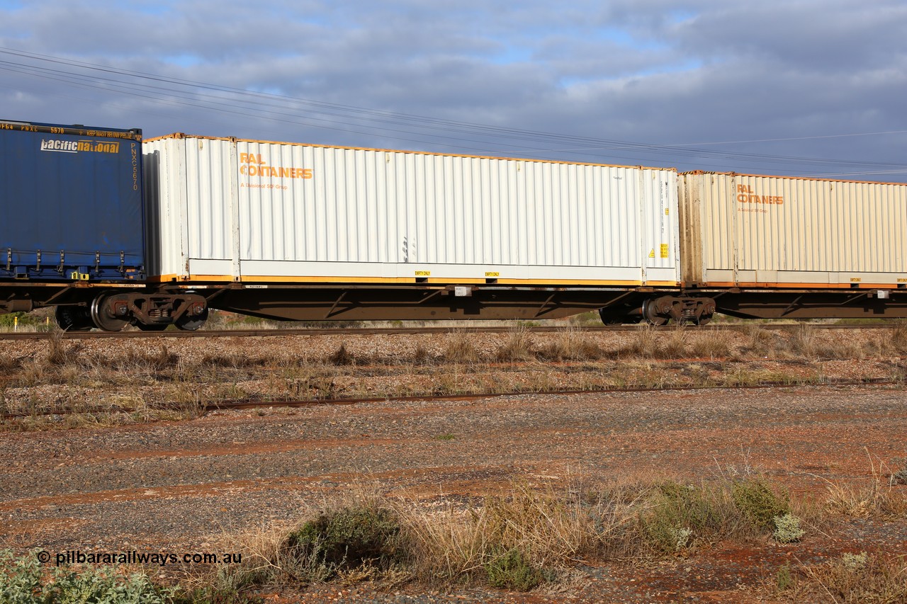 160525 4484
Parkeston, 3PM7 priority service train, RRAY 7249 platform 3 of 5-pack articulated skel waggon set, one of 100 built by ABB Engineering NSW 1996-2000, 48' deck with a 48' Rail Containers sea2rail box SCFU 411218.
Keywords: RRAY-type;RRAY7249;ABB-Engineering-NSW;