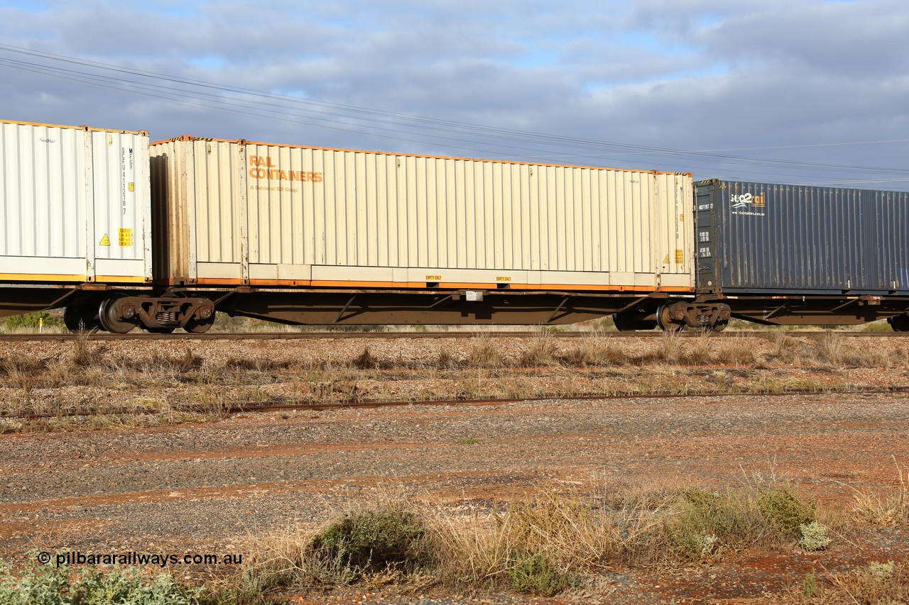 160525 4485
Parkeston, 3PM7 priority service train, RRAY 7249 platform 2 of 5-pack articulated skel waggon set, one of 100 built by ABB Engineering NSW 1996-2000, 48' deck with a 48' Rail Containers sea2rail box SCFU 912368.
Keywords: RRAY-type;RRAY7249;ABB-Engineering-NSW;