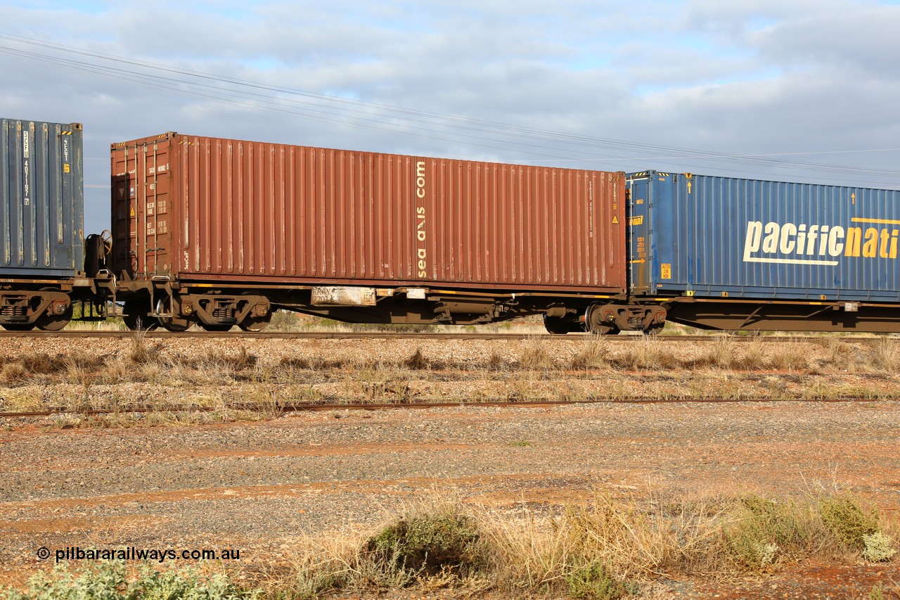 160525 4487
Parkeston, 3PM7 priority service train, RRAY 7203 platform 5 of 5-pack articulated skel waggon set, one of 100 built by ABB Engineering NSW 1996-2000, 40' deck with a Sea Cell Sea Axis 40' container SAXU 491062.
Keywords: RRAY-type;RRAY7203;ABB-Engineering-NSW;