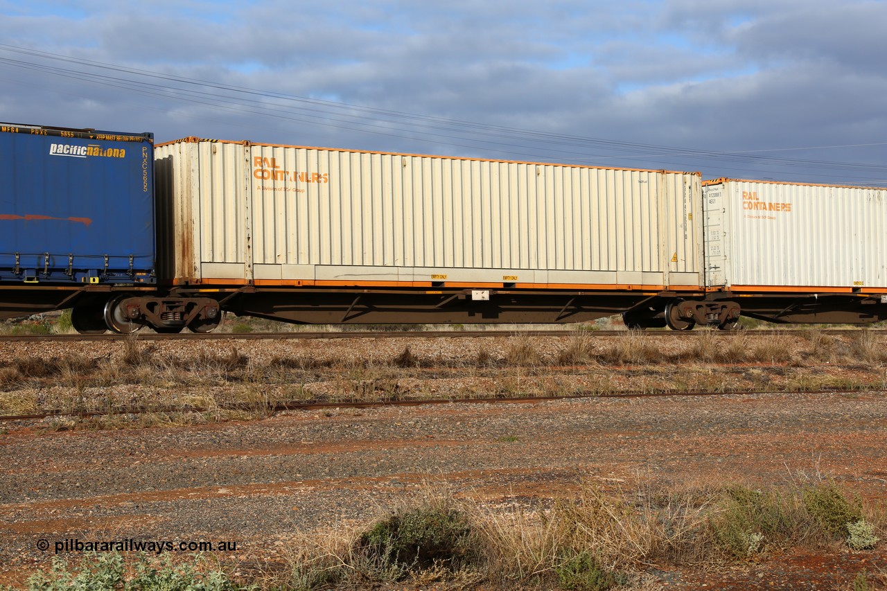 160525 4490
Parkeston, 3PM7 priority service train, RRAY 7203 platform 2 of 5-pack articulated skel waggon set, one of 100 built by ABB Engineering NSW 1996-2000, 48' deck with a Rail Containers sea2rail 48' box SCFU 412538.
Keywords: RRAY-type;RRAY7203;ABB-Engineering-NSW;
