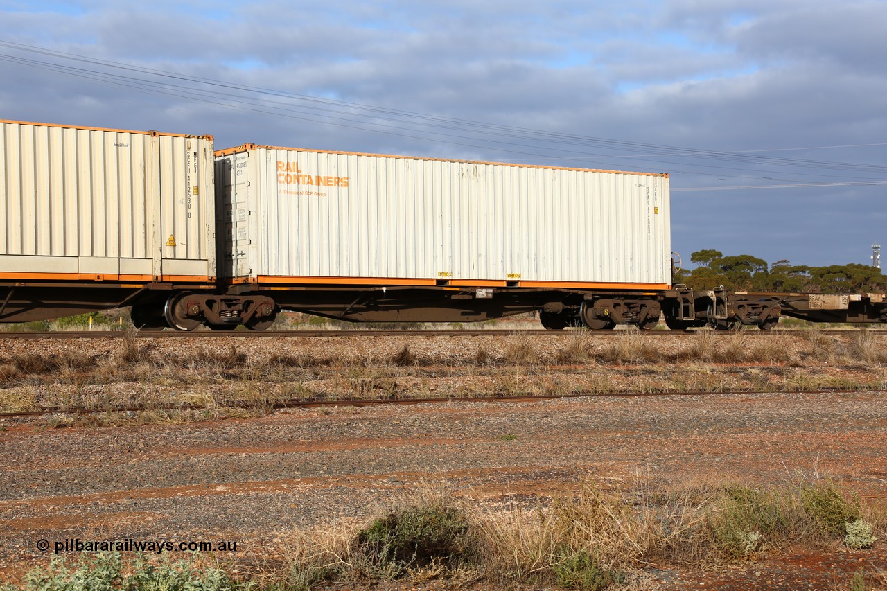 160525 4491
Parkeston, 3PM7 priority service train, RRAY 7203 platform 1 of 5-pack articulated skel waggon set, one of 100 built by ABB Engineering NSW 1996-2000, 40' deck with a Rail Containers sea2rail 40' box SCFU 412088.
Keywords: RRAY-type;RRAY7203;ABB-Engineering-NSW;