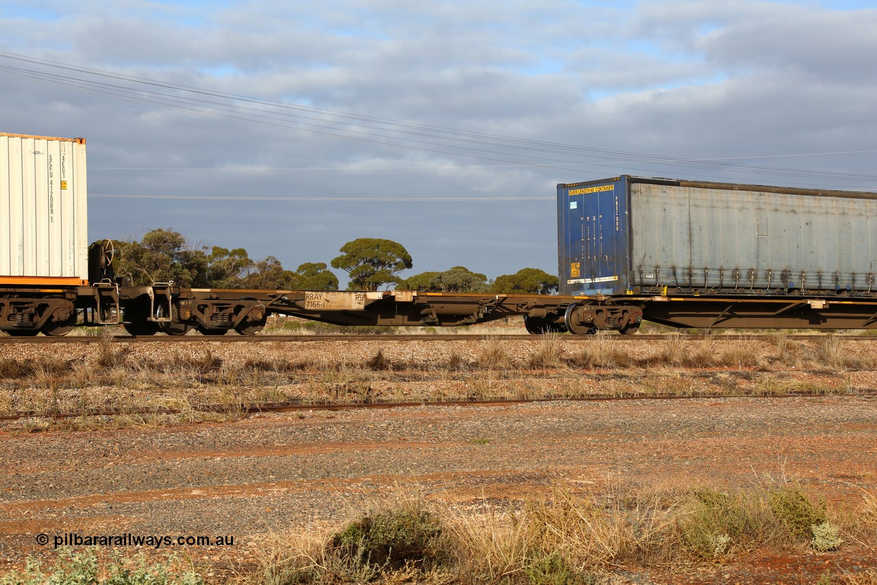 160525 4492
Parkeston, 3PM7 priority service train, RRAY 7166 platform 1 of 5-pack articulated skel waggon set, one of 100 built by ABB Engineering NSW 1996-2000, 40' deck, empty.
Keywords: RRAY-type;RRAY7166;ABB-Engineering-NSW;