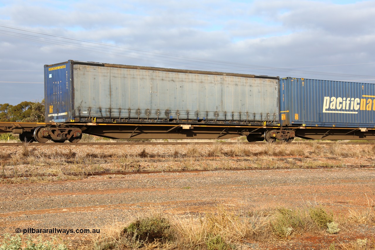 160525 4493
Parkeston, 3PM7 priority service train, RRAY 7166 platform 2 of 5-pack articulated skel waggon set, one of 100 built by ABB Engineering NSW 1996-2000, 48' deck with a Pacific National 48' curtainsider PNXC 006.
Keywords: RRAY-type;RRAY7166;ABB-Engineering-NSW;
