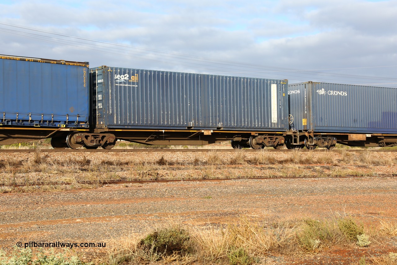 160525 4496
Parkeston, 3PM7 priority service train, RRAY 7166 platform 5 of 5-pack articulated skel waggon set, one of 100 built by ABB Engineering NSW 1996-2000, 40' deck, SCF sea2rail 40' box SCFU 408196.
Keywords: RRAY-type;RRAY7166;ABB-Engineering-NSW;