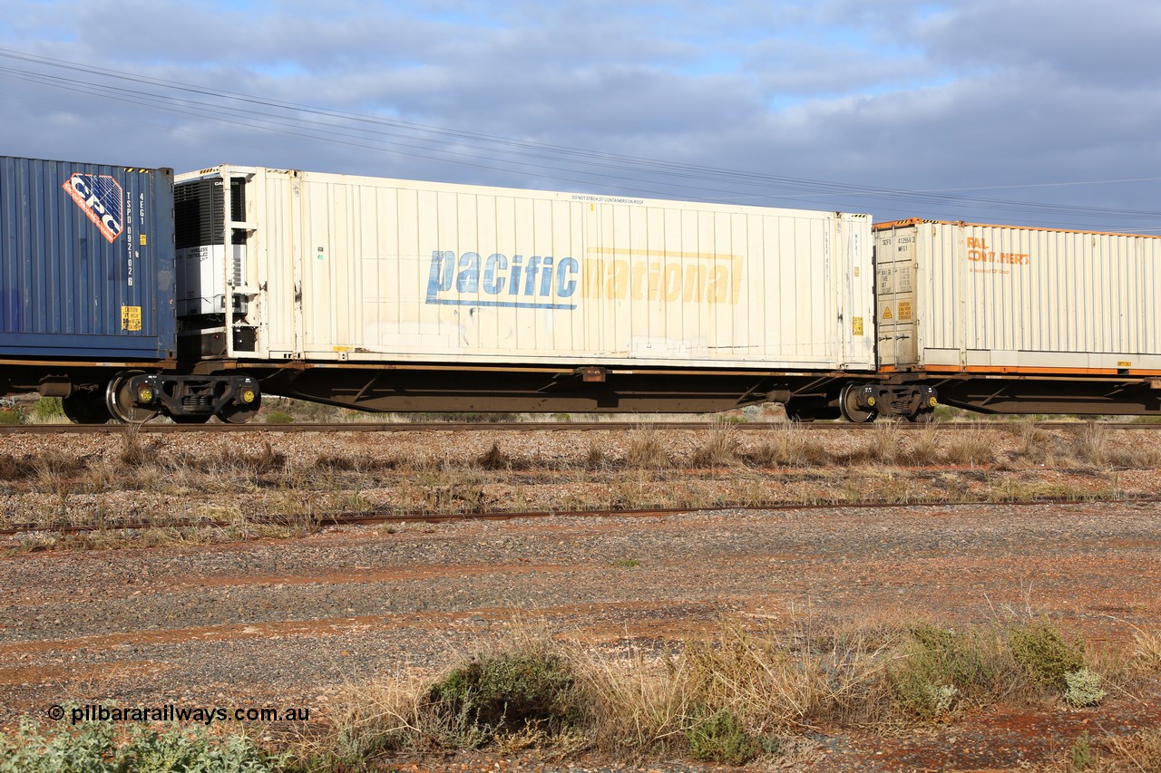 160525 4498
Parkeston, 3PM7 priority service train, RRGY 7129 platform 2 of 5-pack articulated skel waggon, one of fifty originally built by AN Rail Islington Workshops in 1996-97 as type RRBY, later rebuilt with 48' intermediate decks and coded RRGY, 48' deck with Pacific National 46' 6