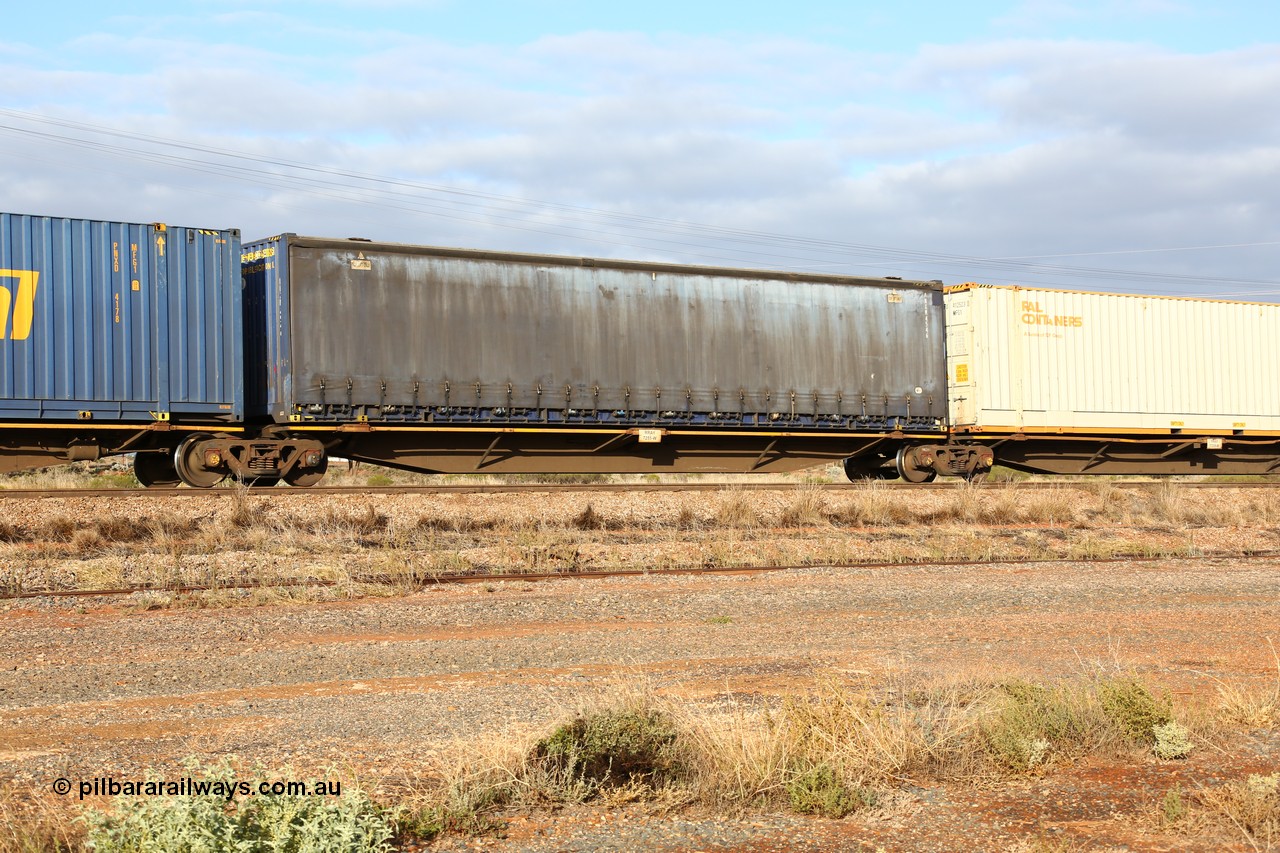 160525 4510
Parkeston, 3PM7 priority service train, RRAY 7255 platform 3 of 5-pack articulated skel waggon set, one of 100 built by ABB Engineering NSW 1996-2000, 48' deck with a Pacific National 48' curtainsider PNXM 4546.
Keywords: RRAY-type;RRAY7255;ABB-Engineering-NSW;