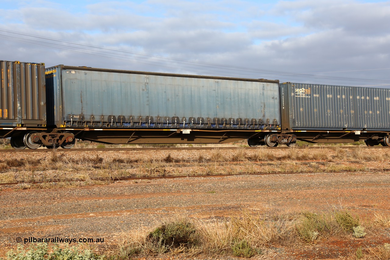 160525 4523
Parkeston, 3PM7 priority service train, RRAY 7208 platform 2 of 5-pack articulated skel waggon set, one of 100 built by ABB Engineering NSW 1996-2000, 48' deck with a 48' Pacific National curtainsider PNXM 4531.
Keywords: RRAY-type;RRAY7208;ABB-Engineering-NSW;
