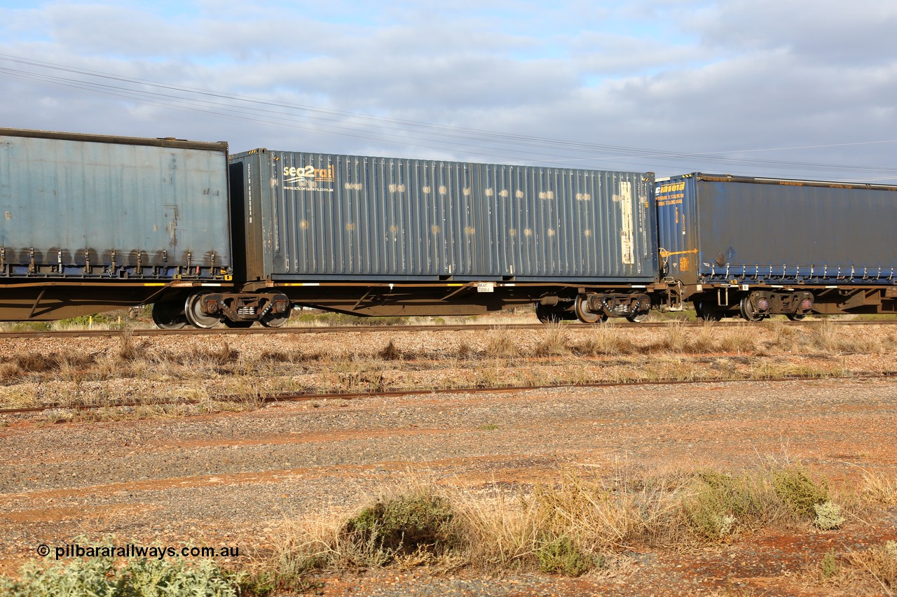 160525 4524
Parkeston, 3PM7 priority service train, RRAY 7208 platform 1 of 5-pack articulated skel waggon set, one of 100 built by ABB Engineering NSW 1996-2000, 40' deck with a sea2rail 40' container SCFU 408084.
Keywords: RRAY-type;RRAY7208;ABB-Engineering-NSW;