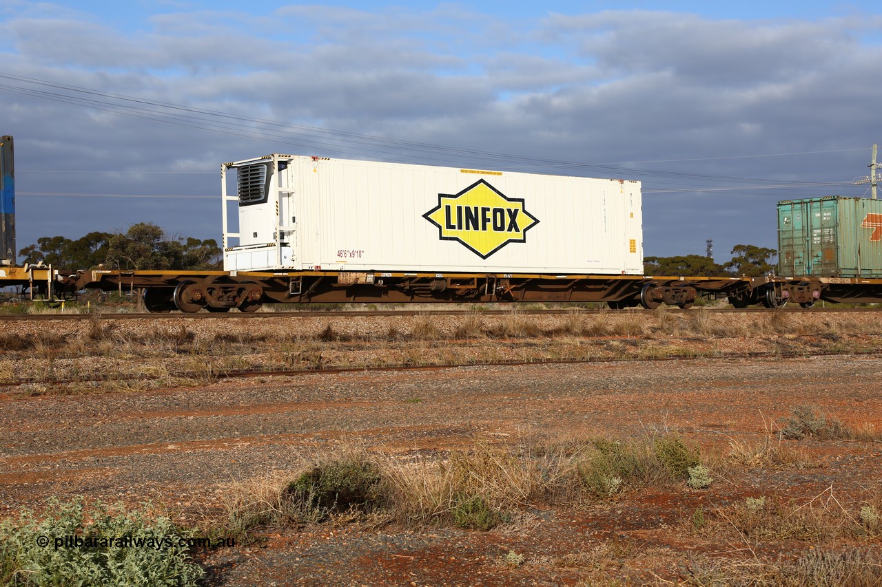 160525 4532
Parkeston, 3PM7 priority service train, RQDY 60075 container waggon, built by V/Line Bendigo Workshops as VQDW type VQDW 64 in 1986, leased to NSW as NQMW type and numbered 60075, Linfox FCAD 910611 46' 6