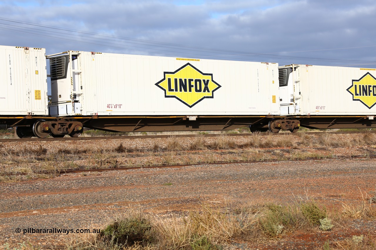 160525 4536
Parkeston, 3PM7 priority service train, RRAY 7229 platform 3 of 5-pack articulated skel waggon set, one of 100 built by ABB Engineering NSW 1996-2000, 48' deck with a Linfox 46' 6