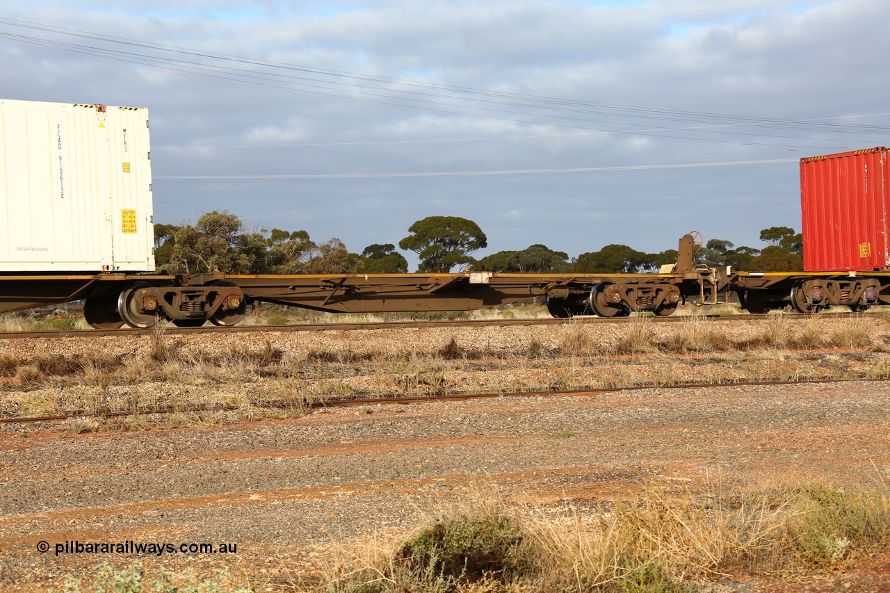 160525 4538
Parkeston, 3PM7 priority service train, RRAY 7229 platform 1 of 5-pack articulated skel waggon set, one of 100 built by ABB Engineering NSW 1996-2000, 40' deck empty.
Keywords: RRAY-type;RRAY7229;ABB-Engineering-NSW;