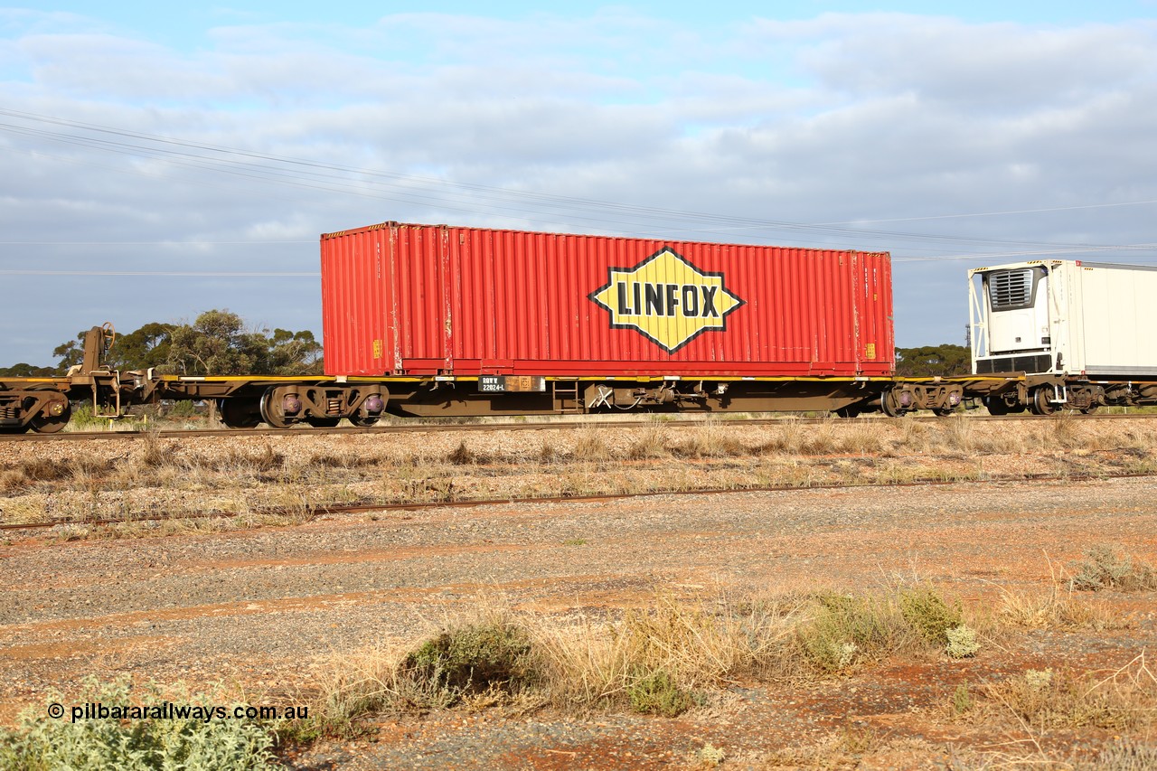 160525 4539
Parkeston, 3PM7 priority service train, RQWW 22024 container waggon, one of thirty two built by Comeng NSW in 1973-75 as JCW type, recoded to NQJW. Linfox 48' container DRC 572.
Keywords: RQWW-type;RQWW22024;Comeng-NSW;JCW-type;NQJW-type;