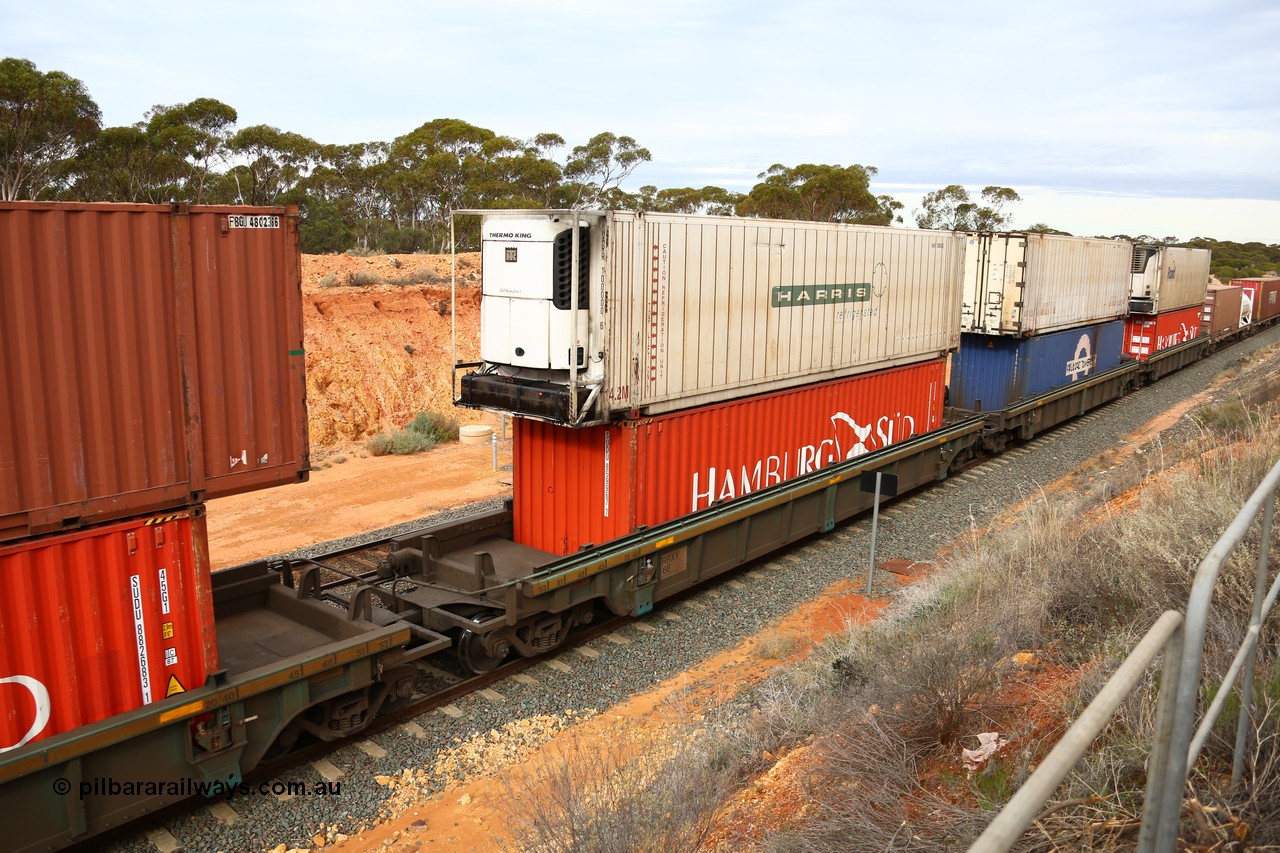 160526 5228
West Kalgoorlie, 4PM6 intermodal train, RRXY 6 platform 3 of 5-pack well waggon set, one of eleven built by Bradken Qld in 2002 for Toll from a Williams-Worley design with a 40' Hamburg Sud box SUDU 859967 in the well and a Harris Refrigerated 46' 6