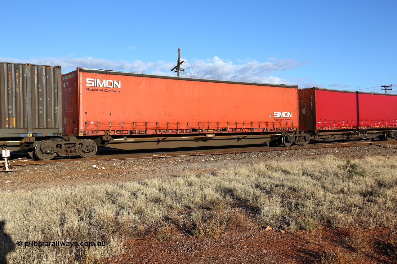 160528 8327
Parkeston, priority service 6PS7, RRQY 7332 platform 4 of 5-pack RRQY articulated skel waggon, built by Qiqihar Rollingstock Works China in 2012 with a 48' Simon National Carriers curtainsider TFD 95.
Keywords: RRQY-type;RRQY7332;Qiqihar-Rollingstock-Works-China;