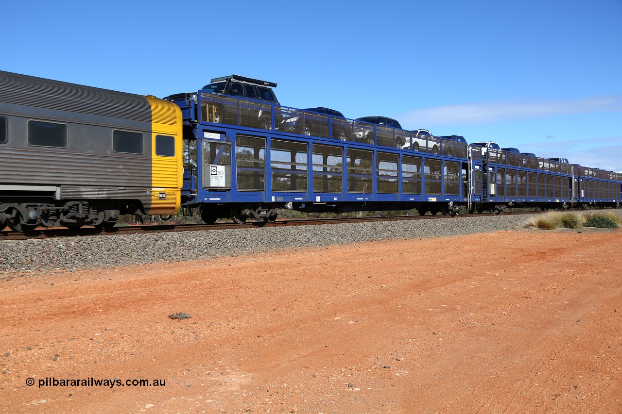 160528 8386
Binduli, intermodal train 6PM6, RMOY 01007, one of thirteen RMOY type double deck automobile waggons built in China by Qiqihar Rollingstock Works in 2014, top deck loaded with five vehicles.
Keywords: RMOY-type;RMOY01007;Qiqihar-Rollingstock-Works-China;