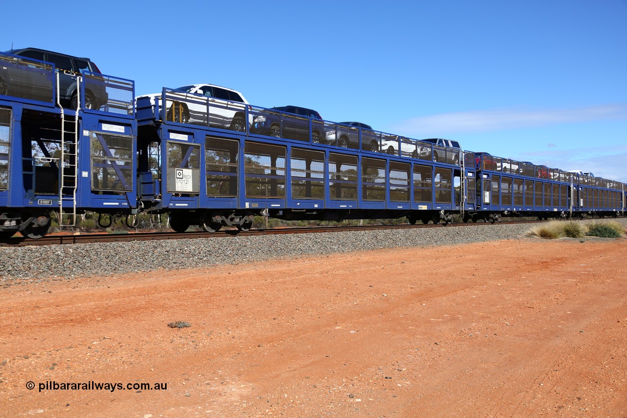 160528 8387
Binduli, intermodal train 6PM6, RMOY 01012, one of thirteen RMOY type double deck automobile waggons built in China by Qiqihar Rollingstock Works in 2014, top deck loaded with five vehicles.
Keywords: RMOY-type;RMOY01012;Qiqihar-Rollingstock-Works-China;