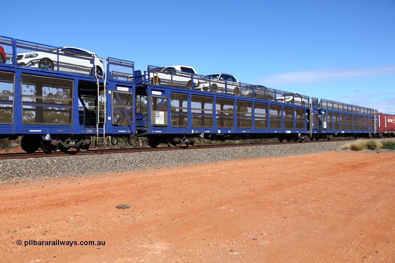 160528 8389
Binduli, intermodal train 6PM6, RMOY 01010, one of thirteen RMOY type double deck automobile waggons built in China by Qiqihar Rollingstock Works in 2014, top deck loaded with four vehicles.
Keywords: RMOY-type;RMOY01010;Qiqihar-Rollingstock-Works-China;
