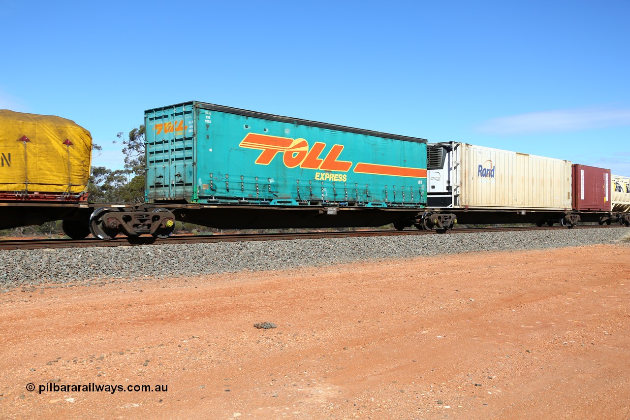 160528 8394
Binduli, intermodal train 6PM6, RRAY 7254 platform 3 of 5-pack articulated skel waggon set, one of 100 built by ABB Engineering NSW 1996-2000, with a 40' Toll Express curtainsider MLJL 496095.
Keywords: RRAY-type;RRAY7254;ABB-Engineering-NSW;