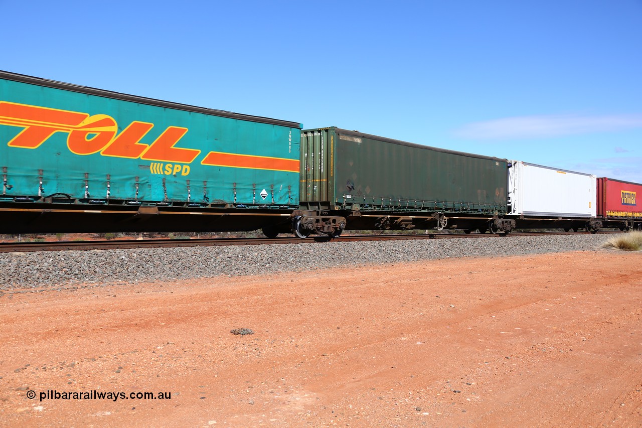 160528 8405
Binduli, intermodal train 6PM6, RRQY 8331 articulated five-unit container waggon built by Qiqihar Rollingstock Works in China in an order of forty one units in 2005/06 for Pacific National. Part of platform 2 with 40' Toll-SPD curtain sider 3NW 983, platform 3 with a 40' curtain sider from Intermodal Solutions ISCU 489500 and platform 4 with ARLS 46' 6