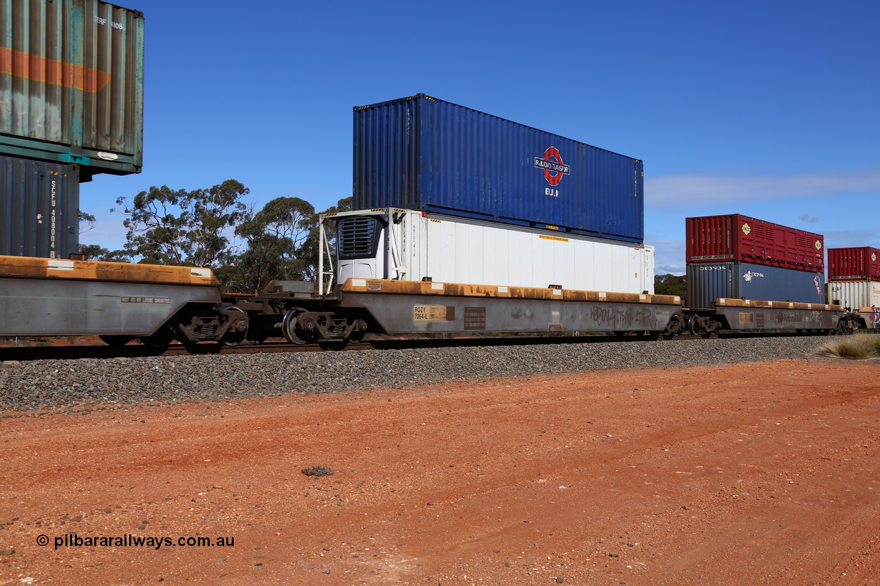 160528 8436
Binduli, intermodal train 6PM6, RQZY 7064 platform 4 of five unit bar coupled well container waggon set built in a batch of thirty two by Goninan NSW in 1995/96, loaded with an ARLS 46' 6