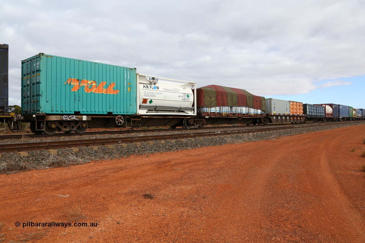 160529 8786
Parkeston, 6MP4 intermodal train, RQLY 1007 an articulated five unit container waggon with centre well, one of a batch of fourteen built by AN Rail Islington Workshops in 1991 as AQLY type carrying various container types.
Keywords: RQLY-type;RQLY1007;AN-Islington-WS;AQLY-type;