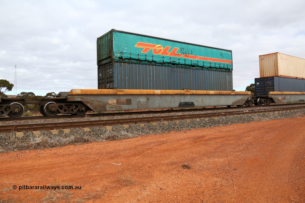 160529 8791
Parkeston, 6MP4 intermodal train, RQZY 7045 platform 3 of 5-pack well waggon set, one of thirty two sets built by Goninan NSW in 1995-96 for National Rail loaded with 40' 4FG1 type box MEHU 350026 and a Toll 40' half height curtainsider 5TC 515.
Keywords: RQZY-type;RQZY7045;Goninan-NSW;