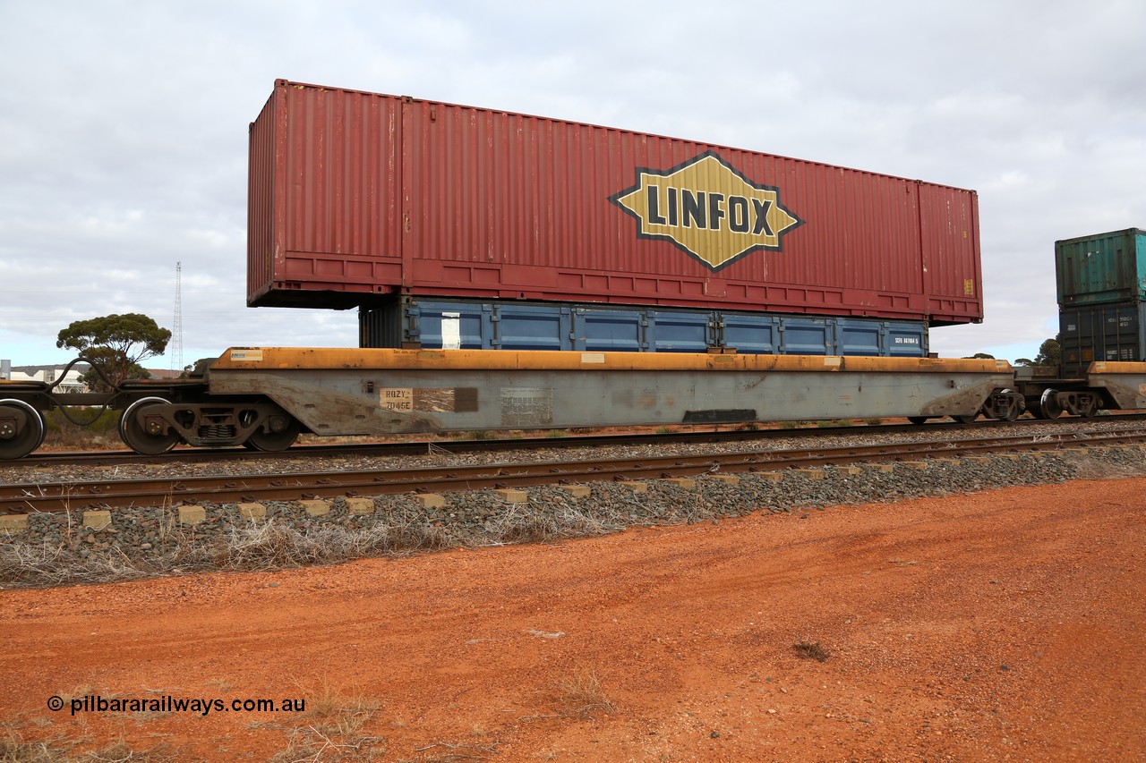 160529 8792
Parkeston, 6MP4 intermodal train, RQZY 7045 platform 2 of 5-pack well waggon set, one of thirty two sets built by Goninan NSW in 1995-96 for National Rail with an SCF 40' half height SCFU 607064 and a Linfox 53' PFG1 DRC 5450.
Keywords: RQZY-type;RQZY7045;Goninan-NSW;