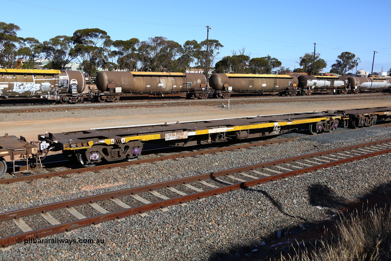 160531 9940
West Kalgoorlie, 3PM4 steel train, empty container waggon RQGY 35034.
Keywords: RQGY-type;RQGY35034;