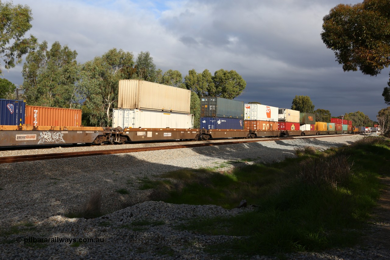 160609 0414
Woodbridge, 5PM5 intermodal train, 5-pack RRRY 7008 well waggon set, one of nineteen built in China at Zhuzhou Rolling Stock Works for Goninan in 2005 all double stacked.
Keywords: RRRY-type;RRRY7008;CSR-Zhuzhou-Rolling-Stock-Works-China;