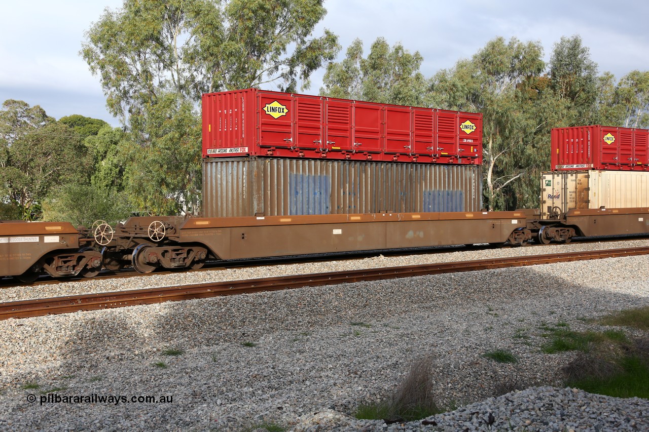 160609 0477
Woodbridge, 5PM5 intermodal train, platform 4 of 5-pack RRRY 7012 well waggon set, one of nineteen built in China at Zhuzhou Rolling Stock Works for Goninan in 2005, double stacked with a 40' Linfox half height side door LSDU 6940010 container and an unmarked 40' box RTPH 4034.
Keywords: RRRY-type;RRRY7012;CSR-Zhuzhou-Rolling-Stock-Works-China;