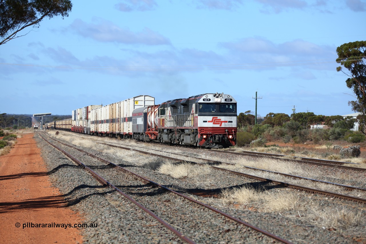 160522 2191
Parkeston, SCT train 6MP9 operating from Melbourne to Perth arrives on the mainline behind EDI Downer built EMD model GT46C-ACe unit SCT 010 serial 97-1734 with 76 waggons for 5382 tonnes and 1800 metres length.
Keywords: SCT-class;SCT010;EDI-Downer;EMD;GT46C-ACe;07-1734;