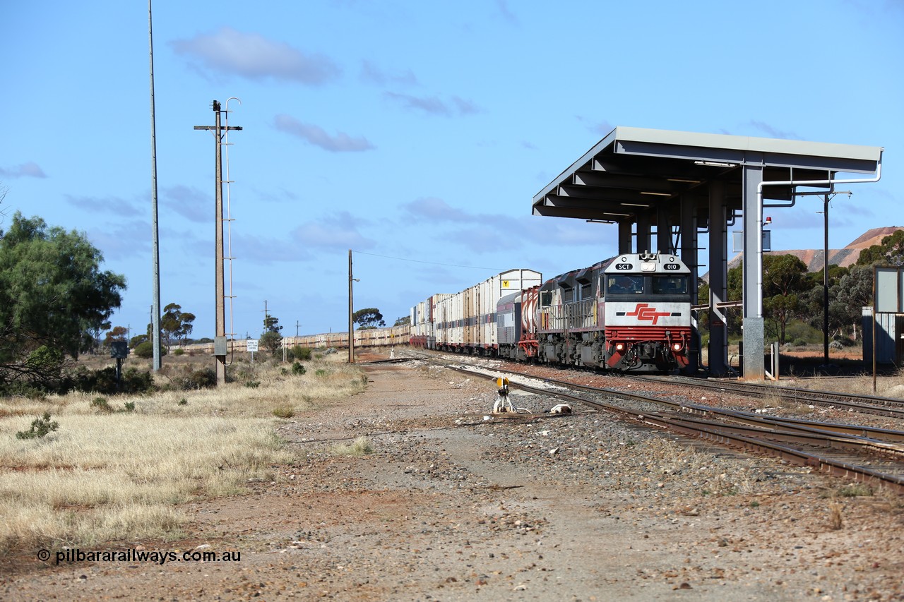 160522 2209
Parkeston, SCT train 6MP9 operating from Melbourne to Perth sits on the mainline behind EDI Downer built EMD model GT46C-ACe unit SCT 010 serial 97-1734 with 76 waggons for 5382 tonnes and 1800 metres length.
Keywords: SCT-class;SCT010;EDI-Downer;EMD;GT46C-ACe;07-1734;