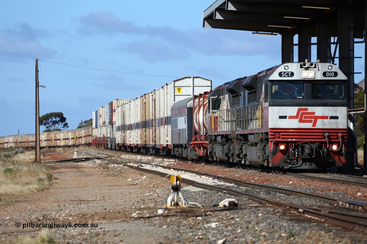 160522 2212
Parkeston, SCT train 6MP9 operating from Melbourne to Perth sits on the mainline behind EDI Downer built EMD model GT46C-ACe unit SCT 010 serial 97-1734 with 76 waggons for 5382 tonnes and 1800 metres length.
Keywords: SCT-class;SCT010;EDI-Downer;EMD;GT46C-ACe;07-1734;