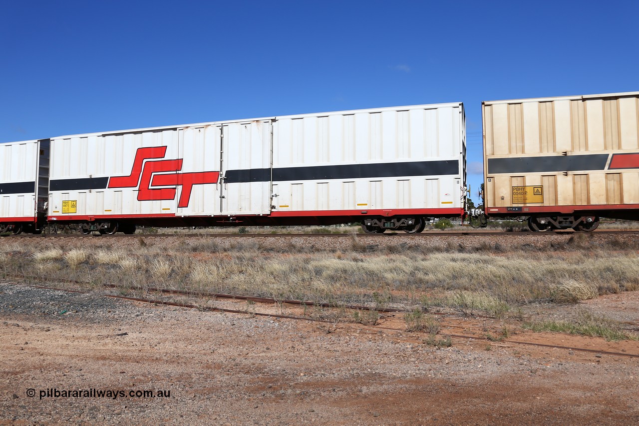 160522 2223
Parkeston, SCT train 6MP9 operating from Melbourne to Perth, PBHY type covered van PBHY 0067 Greater Freighter, built by CSR Meishan Rolling Stock Co China in 2014.
Keywords: PBHY-type;PBHY0067;CSR-Meishan-China;