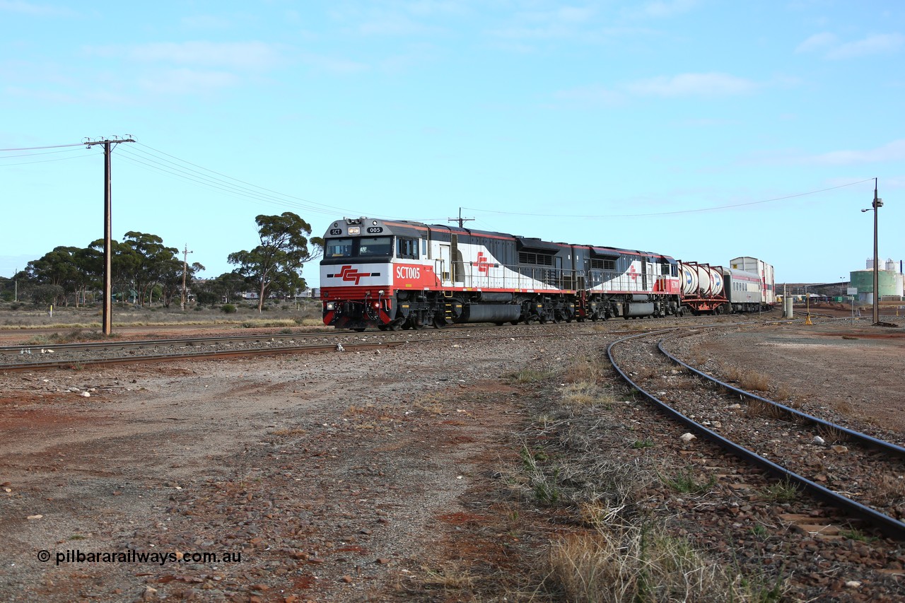 160525 4550
Parkeston, SCT train 3PG1 which operates from Perth to Parkes NSW (Goobang Junction) arrives round the curve behind SCT class SCT 005 serial 07-1729 is an EDI Downer built EMD model GT46C-ACe and sister loco SCT 011 with 73 waggons for 3381 tonnes and 1726 metres.
Keywords: SCT-class;SCT005;EDI-Downer;EMD;GT46C-ACe;07-1729;