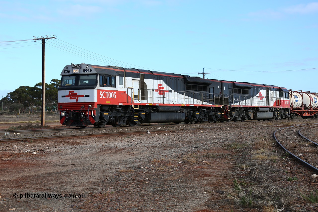 160525 4552
Parkeston, SCT train 3PG1 which operates from Perth to Parkes NSW (Goobang Junction) arrives round the curve behind SCT class SCT 005 serial 07-1729 is an EDI Downer built EMD model GT46C-ACe and sister loco SCT 011 with 73 waggons for 3381 tonnes and 1726 metres.
Keywords: SCT-class;SCT005;EDI-Downer;EMD;GT46C-ACe;07-1729;