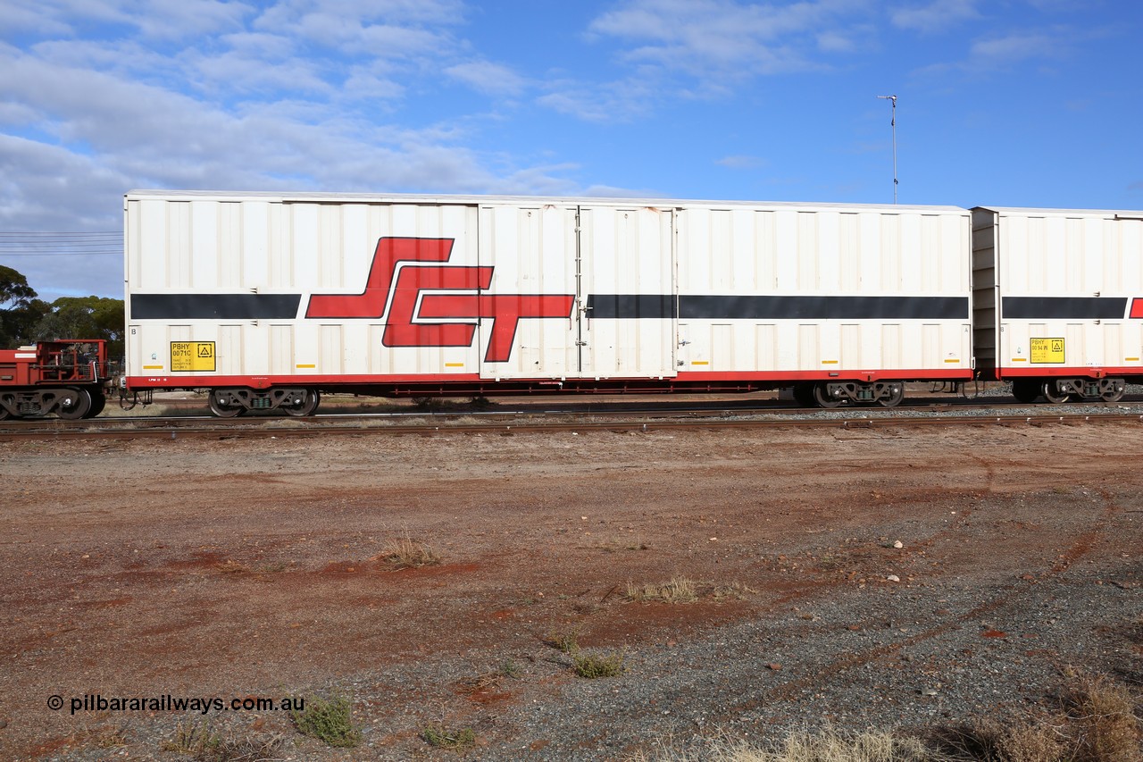 160525 4592
Parkeston, SCT train 3PG1 which operates from Perth to Parkes NSW (Goobang Junction), PBHY type covered van PBHY 0071 Greater Freighter, built by CSR Meishan Rolling Stock Co China in 2014 without the Greater Freighter signage.
Keywords: PBHY-type;PBHY0071;CSR-Meishan-China;