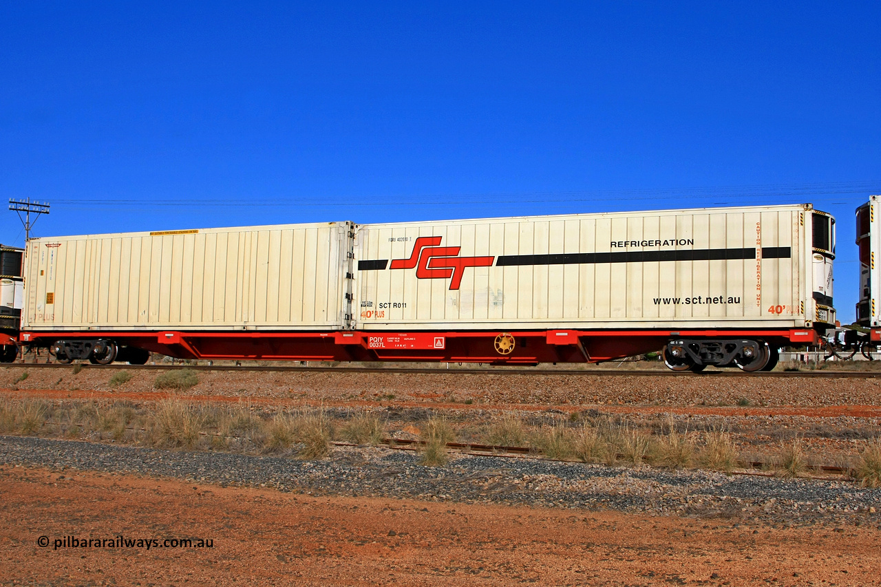 100603 9001
Parkeston, SCT train 3MP9, PQIY type 80' container flat PQIY 0037, one of forty units built by Gemco WA in 2009 loaded with 40' SCT Refrigeration reefer FORU 402010[1] / SCTR011 and a 40' K+S Freighters GPR1 type reefer RWRU 0010.
Keywords: PQIY-type;PQIY0037;Gemco-WA;